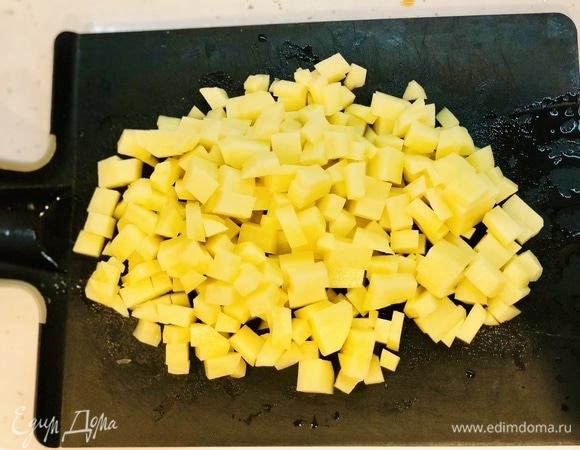 Нарезаем кубиками картофель и отправляем вариться в кастрюлю.