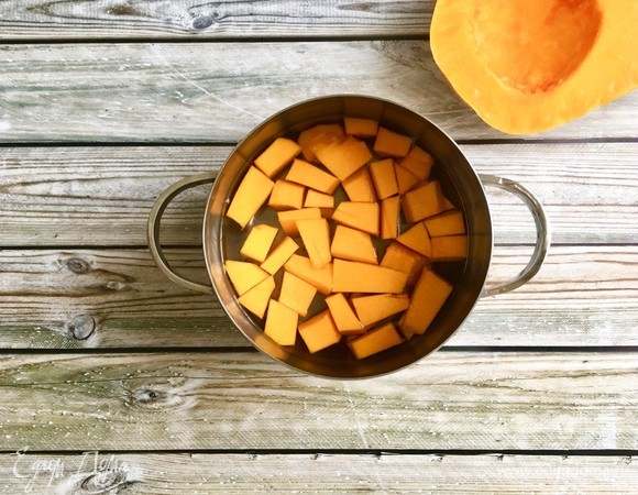 Тыкву нарезать и отварить до мягкости.