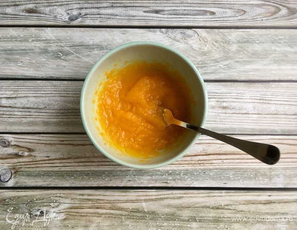 Превратить тыкву в пюре при помощи блендера или тщательно размять вилкой.