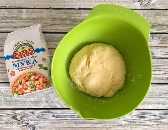 Замесить тесто: в молоке развести дрожжи с сахаром, влить в муку для итальянской пиццы MAKFA, добавить тыквенное пюре, соль, оливковое масло. Тесто вымешивать до мягкости и эластичности, оно должно быть однородным и не приставать к рукам. Накрыть тесто пленкой и убрать на 1,5 часа в теплое место.