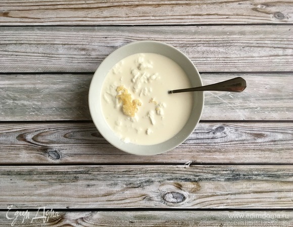 Приготовить соус. Тщательно смешать мягкий творог, чеснок, сливки.
