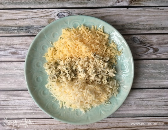 Сыр натереть на терке.