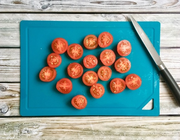 Помидоры нарезать.