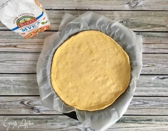 Тесто разделить на 2 части, так как количество ингредиентов в рецепте рассчитано на 2 средних пиццы. Раскатать и выложить на противень.