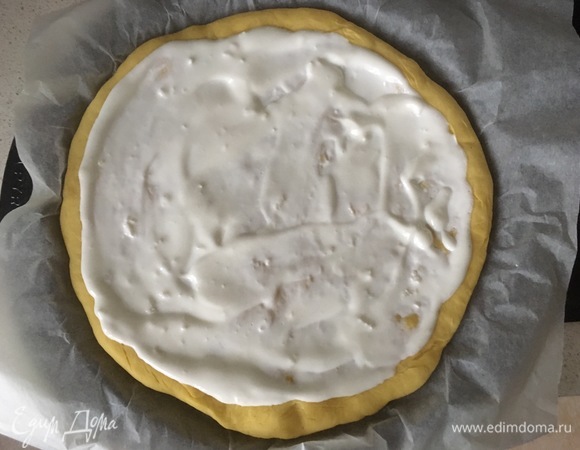 Смазать соусом основу для пиццы.