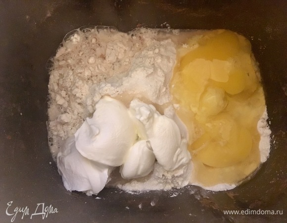 Развести дрожжи в теплой воде, дать немного постоять и замесить мягкое тесто. У меня в этот раз месила хлебопечка.