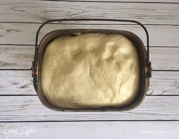 Тесто должно постоять в теплом месте 2,5 часа, пару раз нужно будет обмять его за это время.