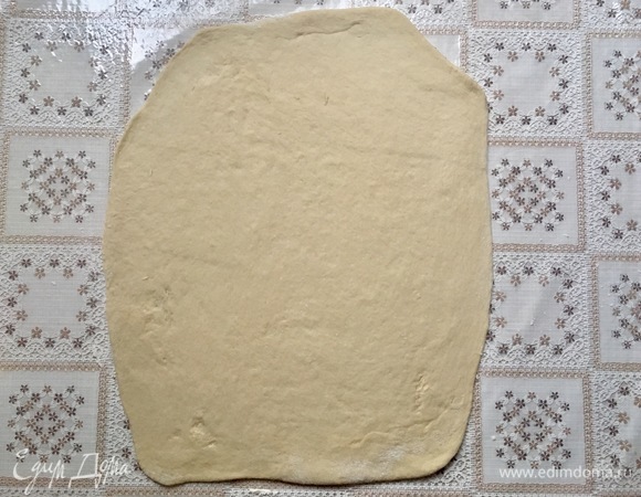 Раскатать готовое тесто в тонкий пласт.