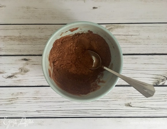 Для начинки смешать корицу, какао и сахар.