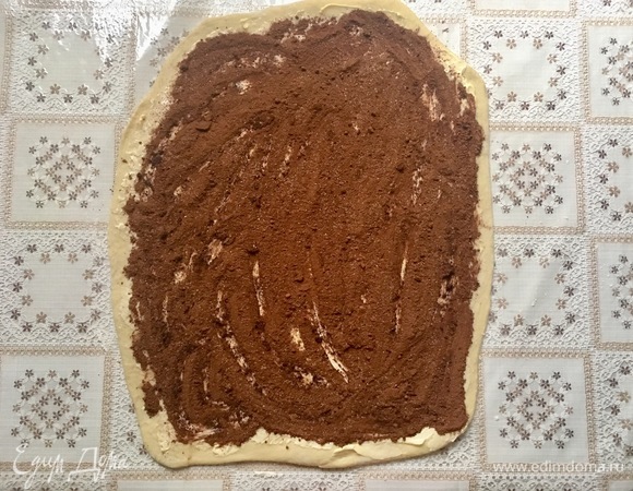 Раскатанное тесто смазать сливочным маслом комнатной температуры и посыпать смесью корицы, какао и сахара.