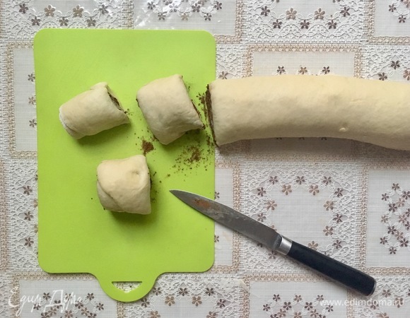 Нарезать острым ножом на кусочки.