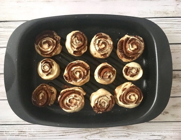 Выложить булочки на смазанный противень на достаточном расстоянии друг от друга (они увеличатся в размерах при выпечке). Поставить в разогретую до 180°C духовку на 20 минут.