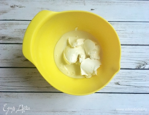 Взбейте крем из творожного сыра и сгущенного молока. Смажьте им горячие булочки прямо из духовки.