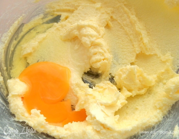 Растереть с сахаром и ванилью.