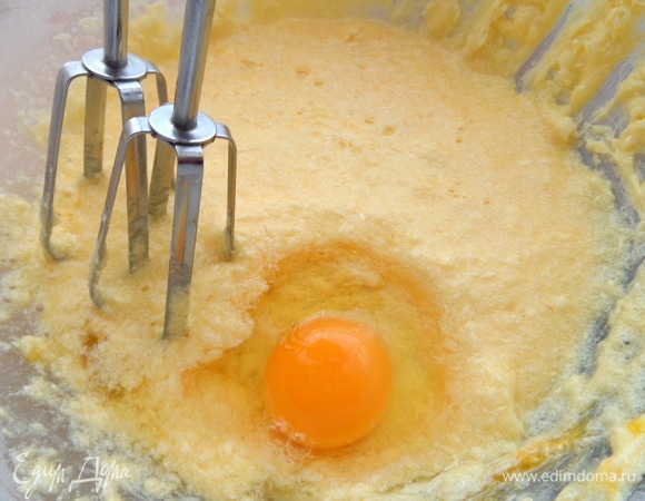 Вбивать по одному яйца и взбивать.