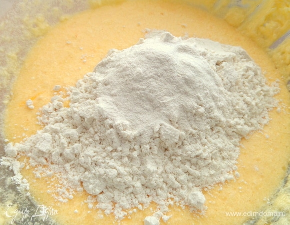 Всыпать муку с разрыхлителем и крахмал.