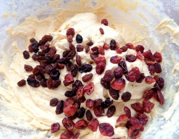 Всыпать изюм и клюкву.