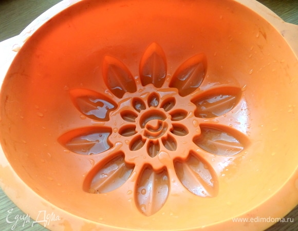 Смазать форму растительным маслом.