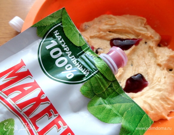 Выложить часть теста на дно.