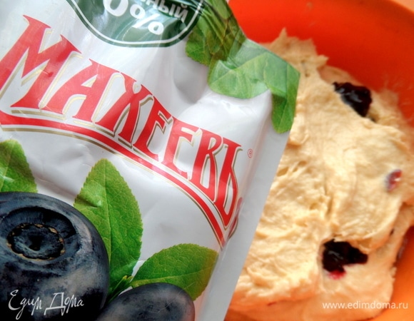 На тесто выдавить черничный джем ТМ «МахеевЪ».