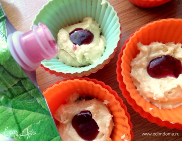 В мини-формочки кладем на дно ложку теста.