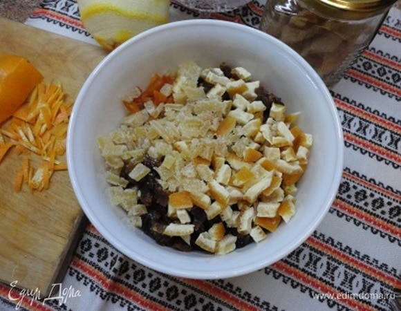 Начинаем с подбора любимых сухофруктов и их подготовки. У меня сушеная клюква, финики, курага, апельсиновые цукаты собственного приготовления и засахаренный имбирь. Нарезаем цедру одного апельсина. Всего вместе получается 400 г. Все нарезаем одинакового размера.