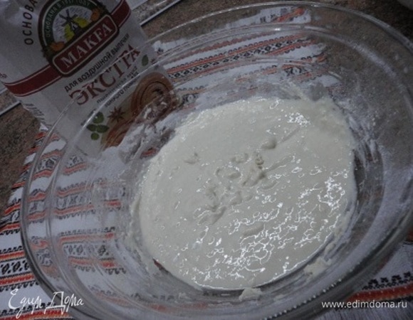 Для опары в теплом молоке разводим свежие дрожжи с сахаром, добавляем муку «Экстра» MAKFA и перемешиваем. Накрываем полотенцем и оставляем в тепле на 30–40 минут для оживления.