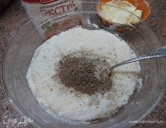 К подошедшей опаре добавляем сахар, желтки, готовую миндальную муку или измельченный в муку миндаль, соль, специи и хорошо перемешиваем.