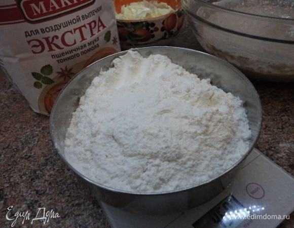 Отмеряем 450 г муки, просеиваем, чтобы насытить ее кислородом.