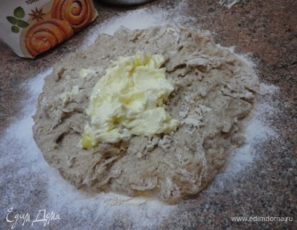 Расправляем руками и теперь будем вмешивать частями мягкое сливочное масло и оставшуюся муку.