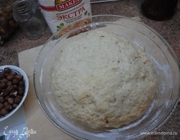 Тесту даем дважды подойти, осаждая его, примерно 1,5 часа. За это время орехи подсушите на сковороде и крупно порубите.