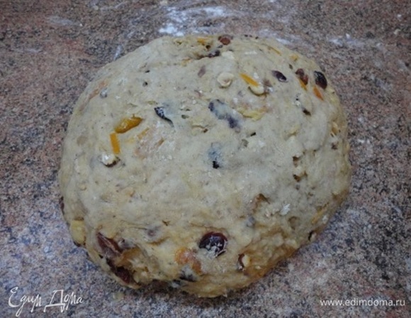 При необходимости добавьте муки, но не более 50 г. Тесто получилось ароматное, красивое. Можно формировать штоллены — два больших или несколько маленьких. Я сделала 4 штуки весом примерно по 500 г.