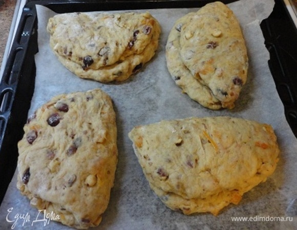 Даем нашим красавцам подойти, распрямиться и выпекаем их при 180°C около часа до румяной корочки.