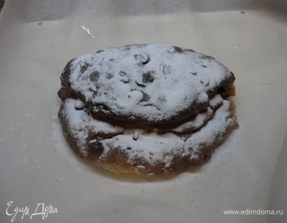 Каждый остывший штоллен я укладываю на лист пекарской бумаги, смазываю растопленным сливочным маслом и посыпаю сахарной пудрой.