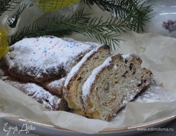 Перед употреблением в праздники выдержите штоллен пару часов при комнатной температуре, чтобы он заблагоухал, еще раз посыпьте сахарной пудрой и нарезайте.