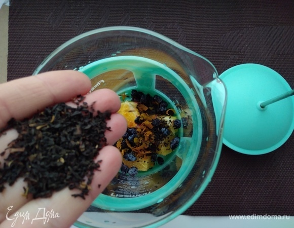 Всыпать хороший листовой чай.