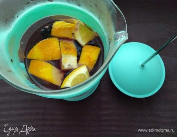 Залить кипятком. Накрыть крышкой и оставить настояться на 5–7 минут. Процедить или опустить поршень пресса.