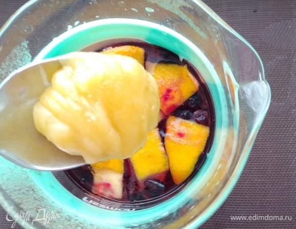 Мед или сахар добавить по вкусу. Перемешать, и витаминный чай можно пить.