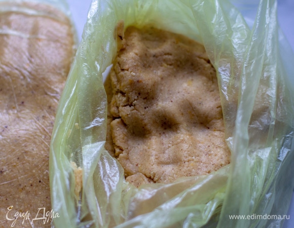 Смешать сухие ингредиенты с размягченным сливочным маслом, вымесить тесто, разделить его на 2 части, каждую завернуть в пищевую пленку или в пакет и охладить в течение часа.