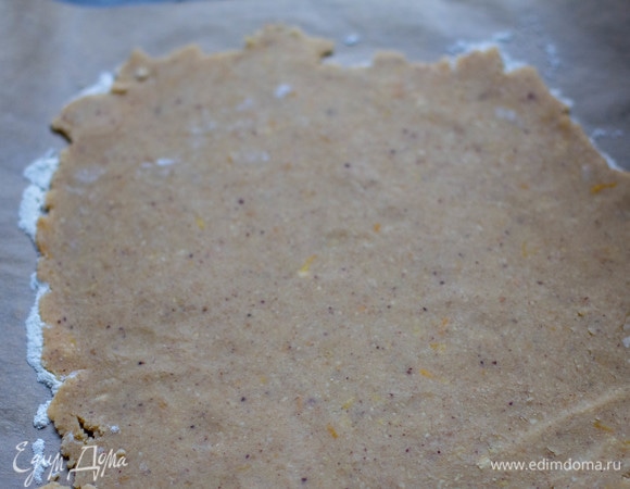 Достать одну часть теста, раскатать в тонкий пласт сразу на противне, застеленном бумагой для выпечки.