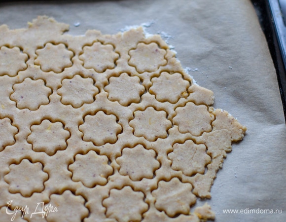 С помощью форм-цветочков вырезать печенье диаметром 4 см, убрать лишнее тесто.