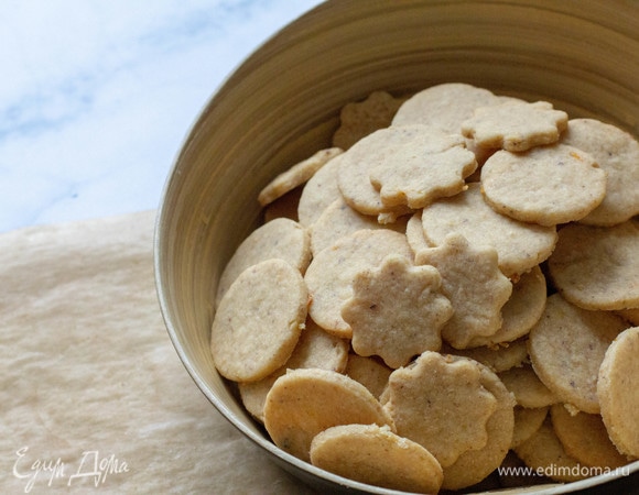 Выпекать в разогретой до 160°C духовке 10 минут, не более. Достать печенье, сначала оно будет очень мягким, а после остывания затвердеет, но сухим быть не должно.