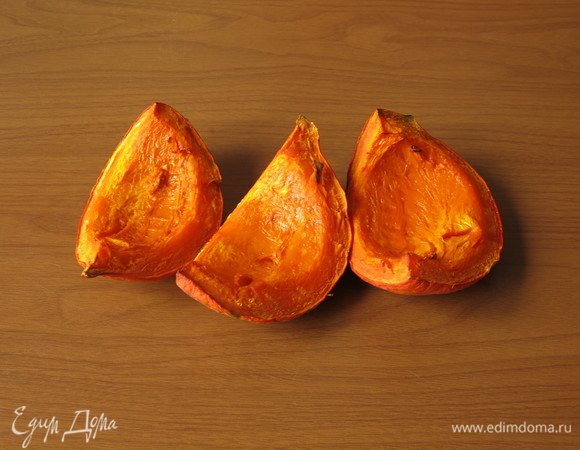 Запекаем тыкву при 220°C 30–45 минут.