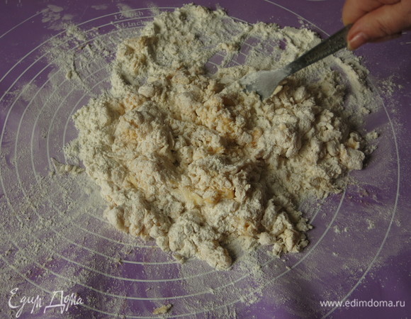 Делаем кратер, в него вливаем два яйца, перемешиваем вилкой.