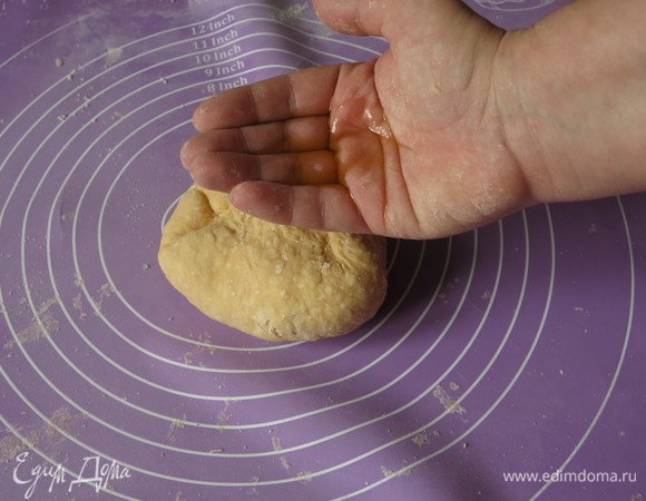 Я в тесто кладу оливковое масло, но не в кратер, а при замесе, наливаю в руку и замешиваю тесто. Процедура «косметическая», тесто получается эластичным.