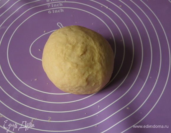 Замешиваем шарик теста без добавок.