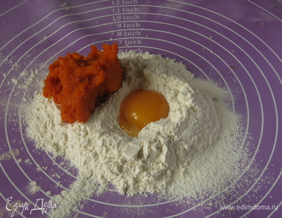 Отмеряем 120 г муки, 100 г пюре тыквы, желток.