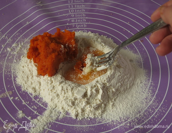 Перемешиваем вилкой, подсыпая муку с краев.