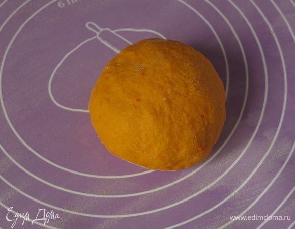 Замешиваем также с маслом «колобок».