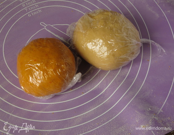 Закрываем тесто пленкой и ставим в холодильник на 1 час.